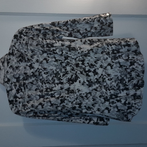 Women's 212 Brand black/white zebra print button down shirt. - Picture 4 of 5